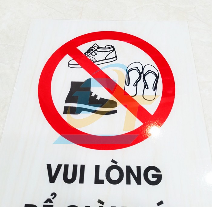 Biển báo mica "VUI LÒNG ĐỂ GIÀY DÉP BÊN NGOÀI" 20x30cm  VietNam | Giá rẻ nhất - Công Ty TNHH Thương Mại Dịch Vụ Đạt Tâm